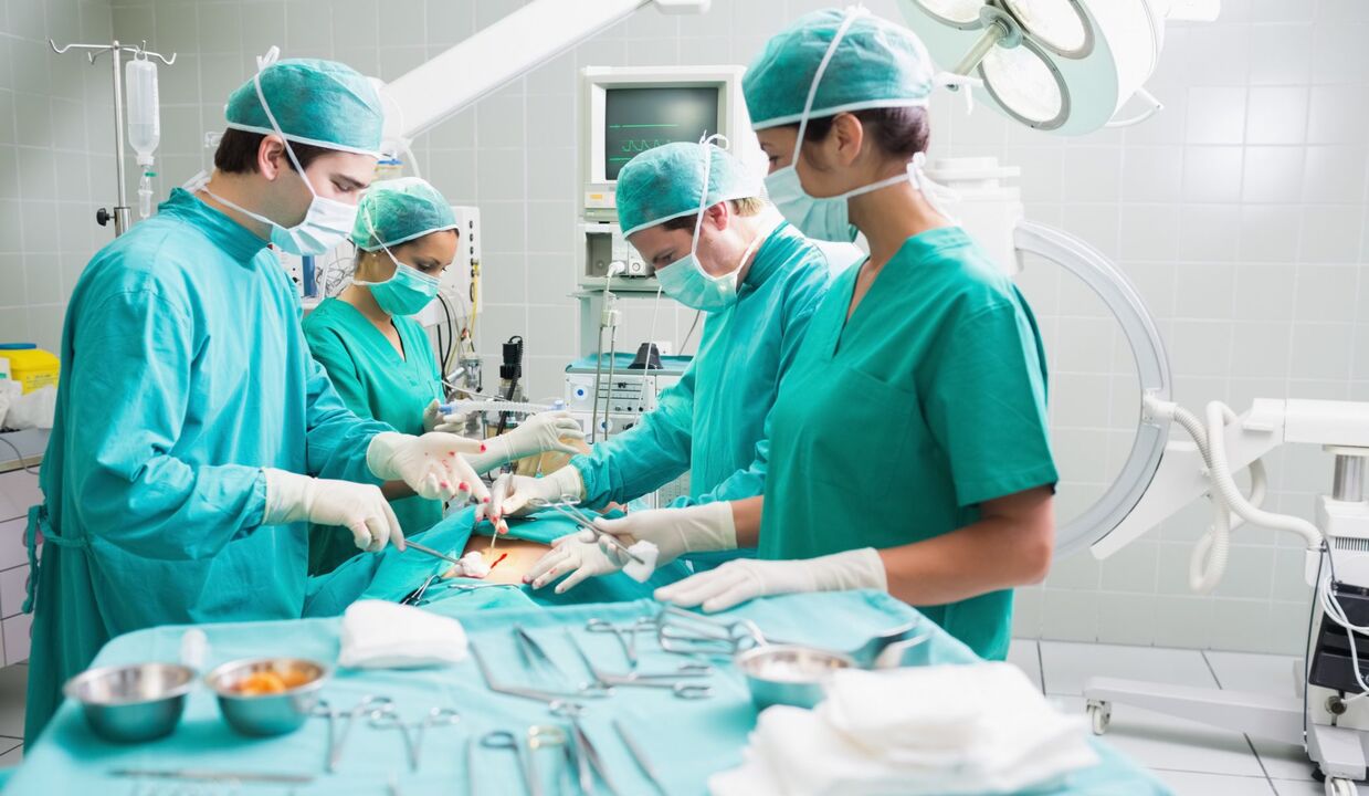 Os cirurxiáns realizan unha operación para agrandar o pene dun home